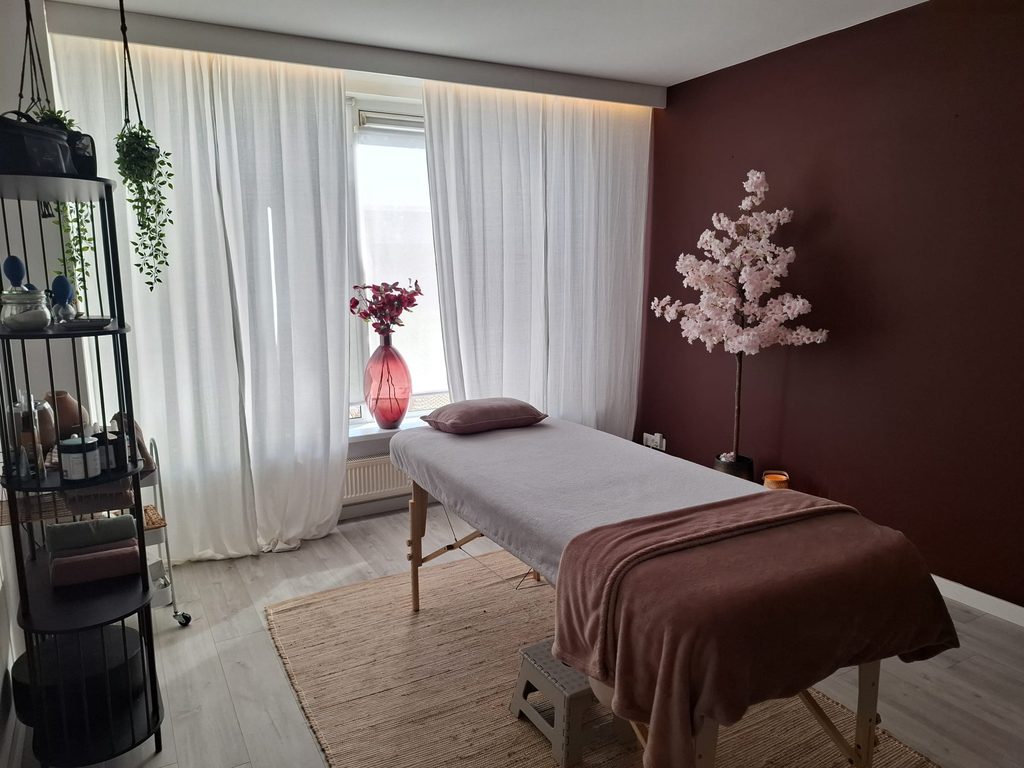 Sfeervolle behandelruimte voor keizersnedelitteken nazorg en ontspannende (zwangerschaps)massages in Winschoten | Groningen